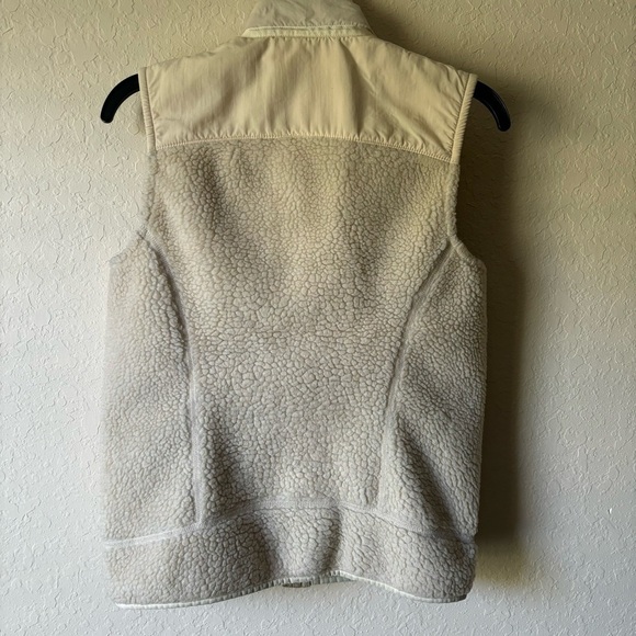 Patagonia | Women's Synchilla Fleece Full Zip Vest Size Medium Cream - Picture 5 of 5